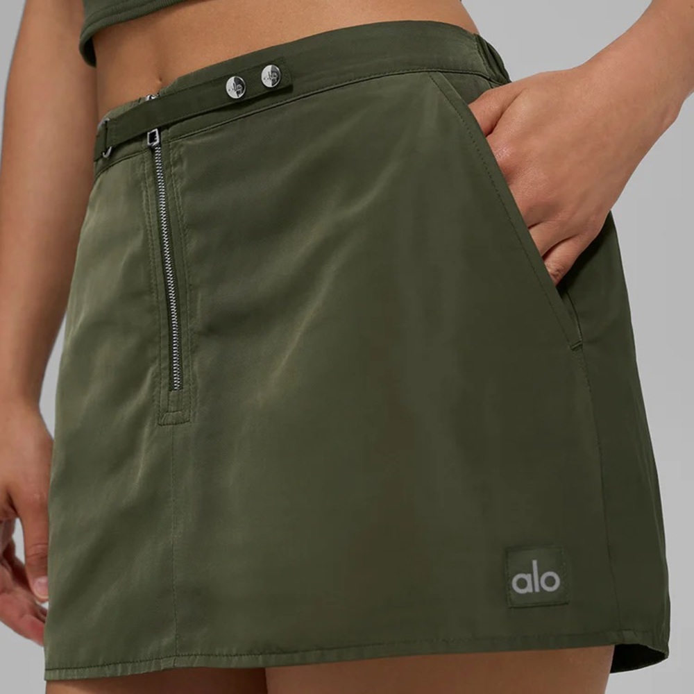 ALO Yoga nwt Work It Mini Skirt green olive XS